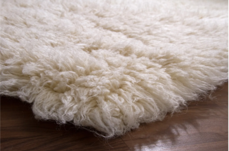 Flokatiteppiche bestehen aus Schurwolle vom Schaf.