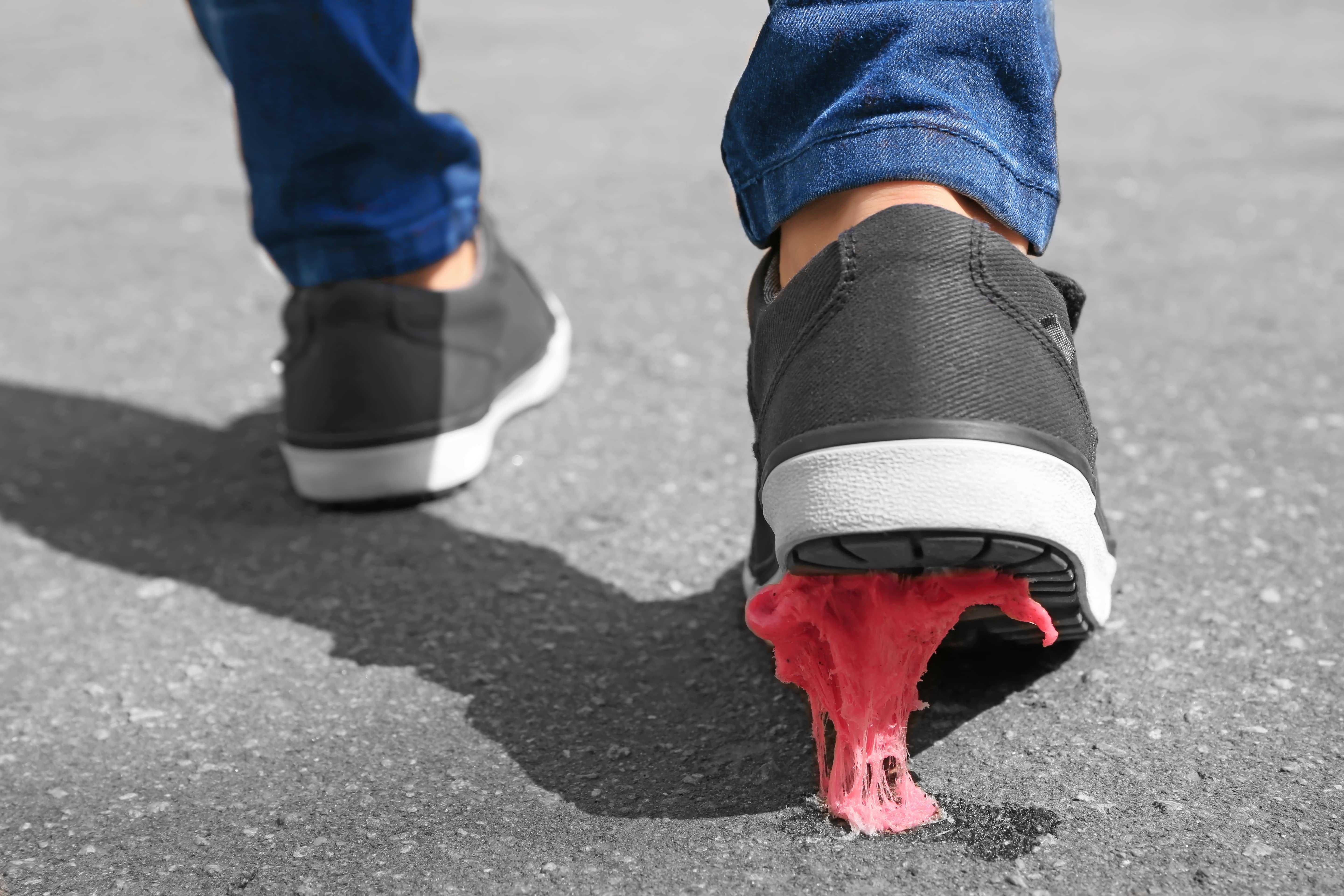 Wie kann man von der Schuhsohle den Kaugummi entfernen?